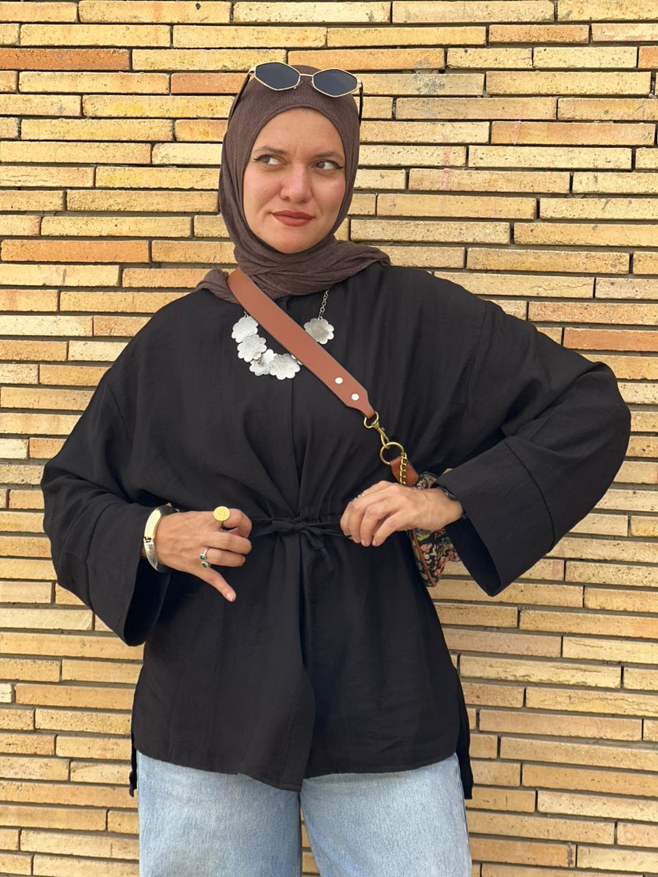 Linen blouse in Black