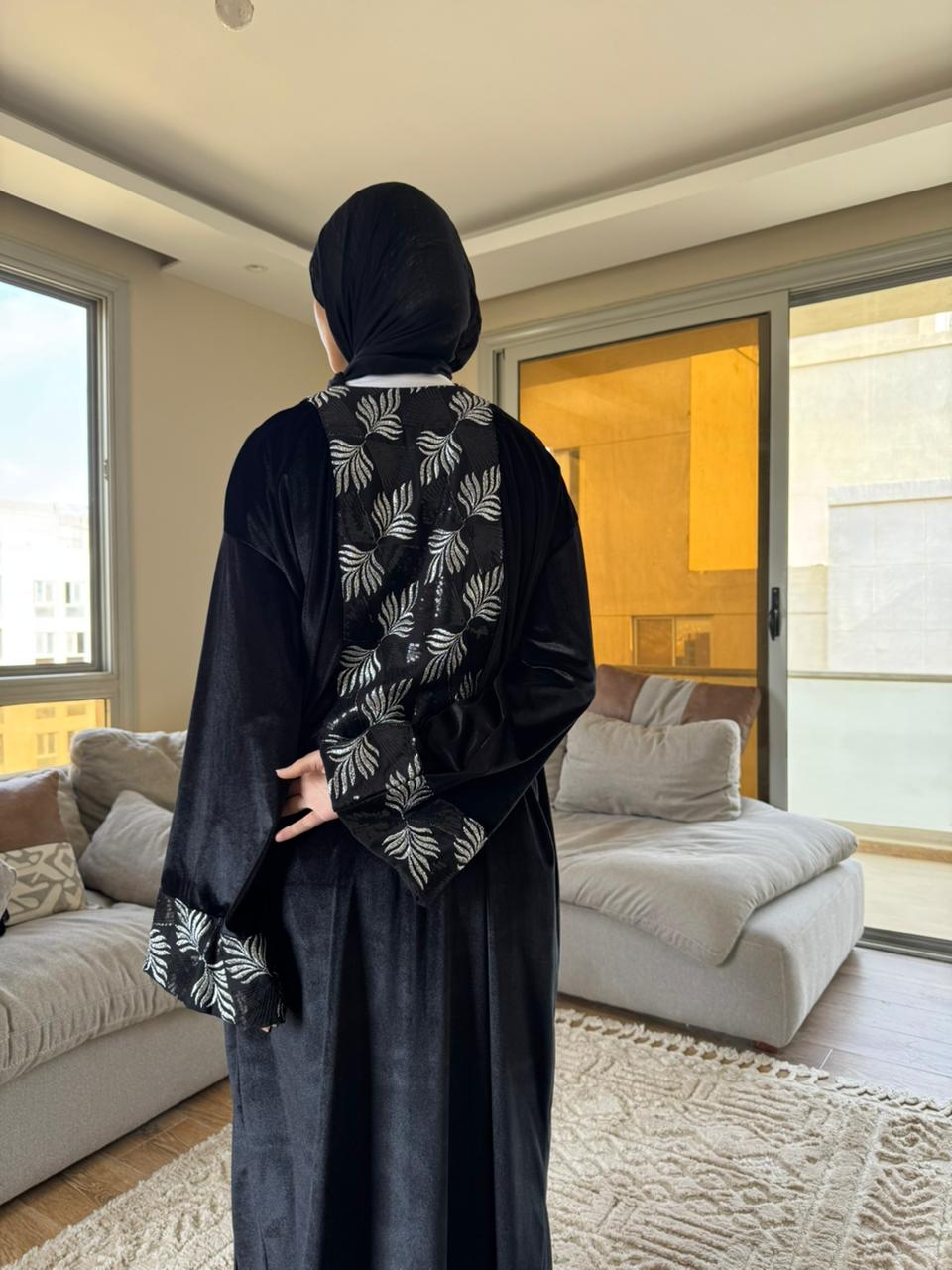 LIA KAFTAN in Black